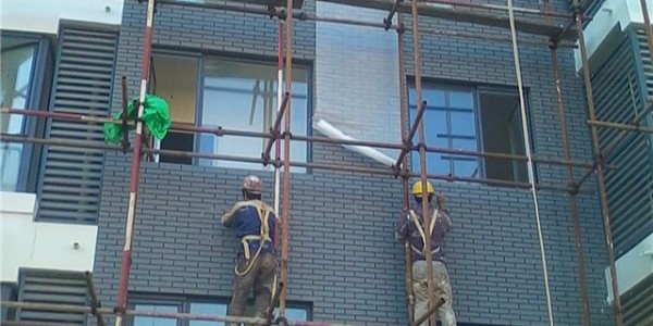 外墻保溫裂縫、脫落，外墻涂料開裂脫落，窗口進(jìn)水滲漏水維修方案